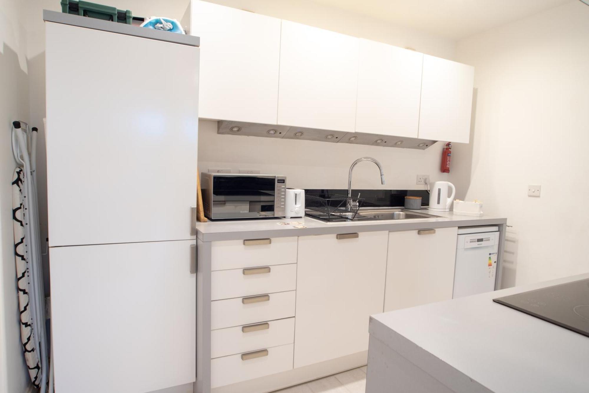 Two-Bedroom Luxury Apartment With Workspace, Free Secure Parking & Coffee เบอร์มิงแฮม ภายนอก รูปภาพ