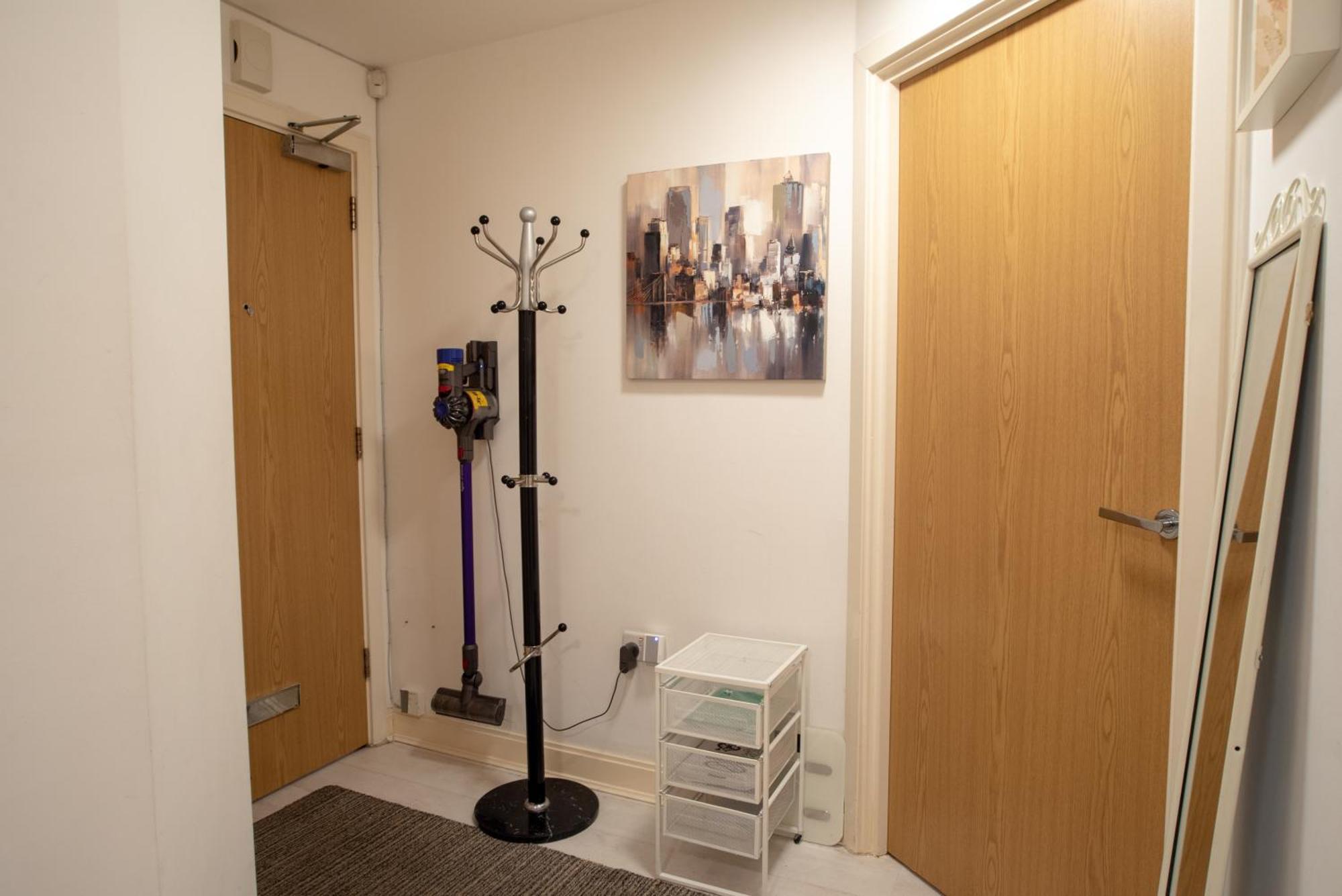 Two-Bedroom Luxury Apartment With Workspace, Free Secure Parking & Coffee เบอร์มิงแฮม ภายนอก รูปภาพ