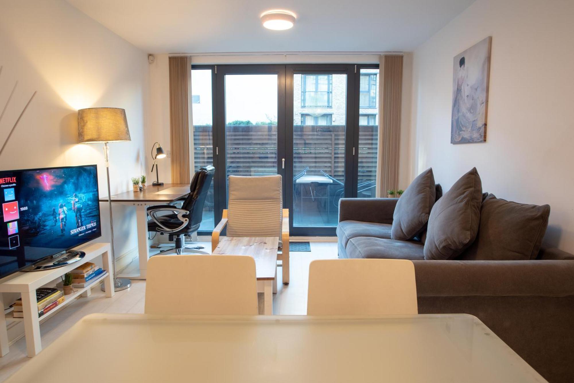 Two-Bedroom Luxury Apartment With Workspace, Free Secure Parking & Coffee เบอร์มิงแฮม ภายนอก รูปภาพ