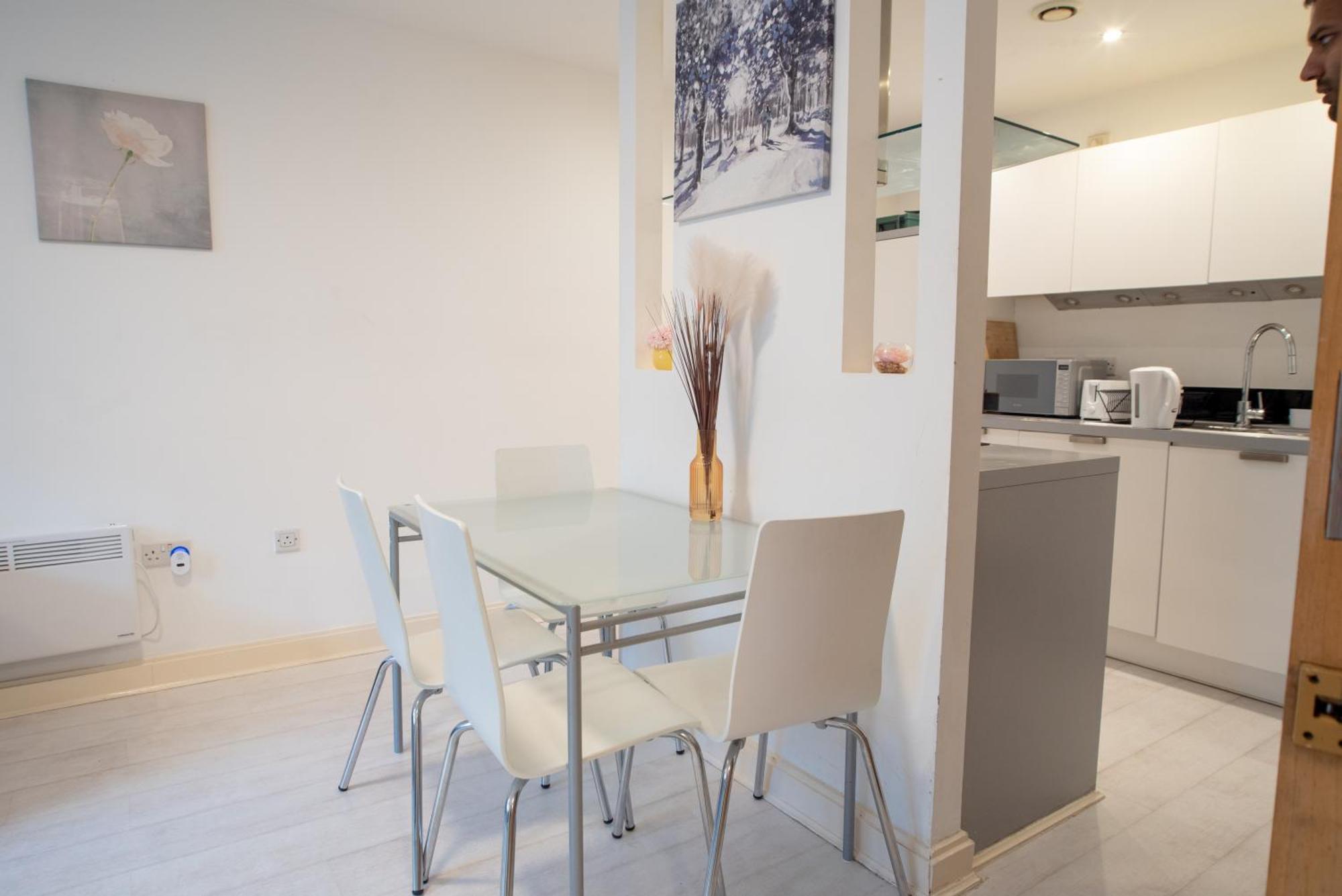 Two-Bedroom Luxury Apartment With Workspace, Free Secure Parking & Coffee เบอร์มิงแฮม ภายนอก รูปภาพ