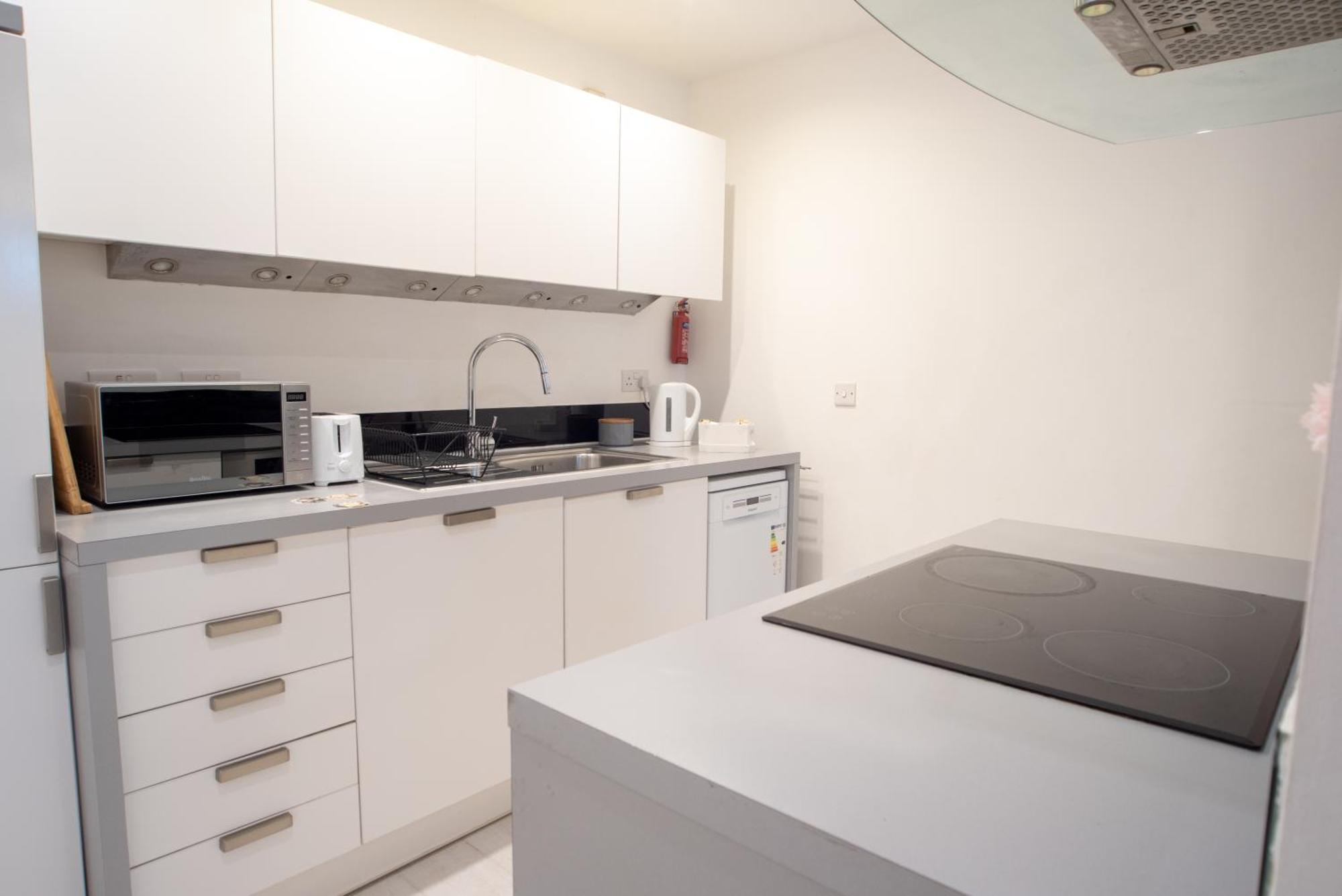 Two-Bedroom Luxury Apartment With Workspace, Free Secure Parking & Coffee เบอร์มิงแฮม ภายนอก รูปภาพ