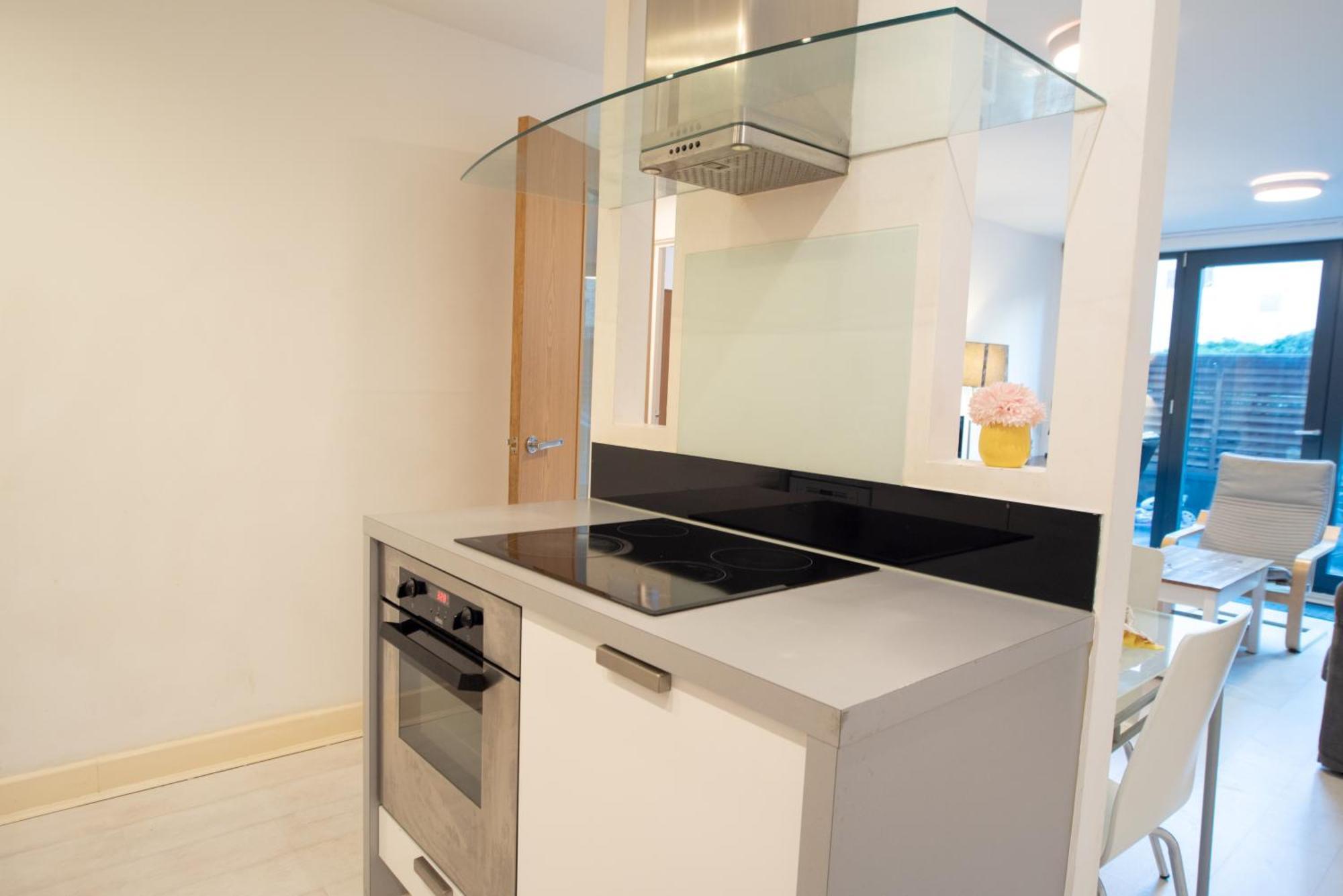 Two-Bedroom Luxury Apartment With Workspace, Free Secure Parking & Coffee เบอร์มิงแฮม ภายนอก รูปภาพ